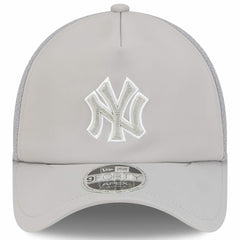New York Yankees 2026 Batting Practice Apex 9FORTY Adjustable Trucker Hat Gray