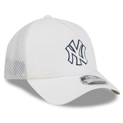 New York Yankees 2026 Batting Practice Apex 9FORTY Adjustable Trucker Hat White