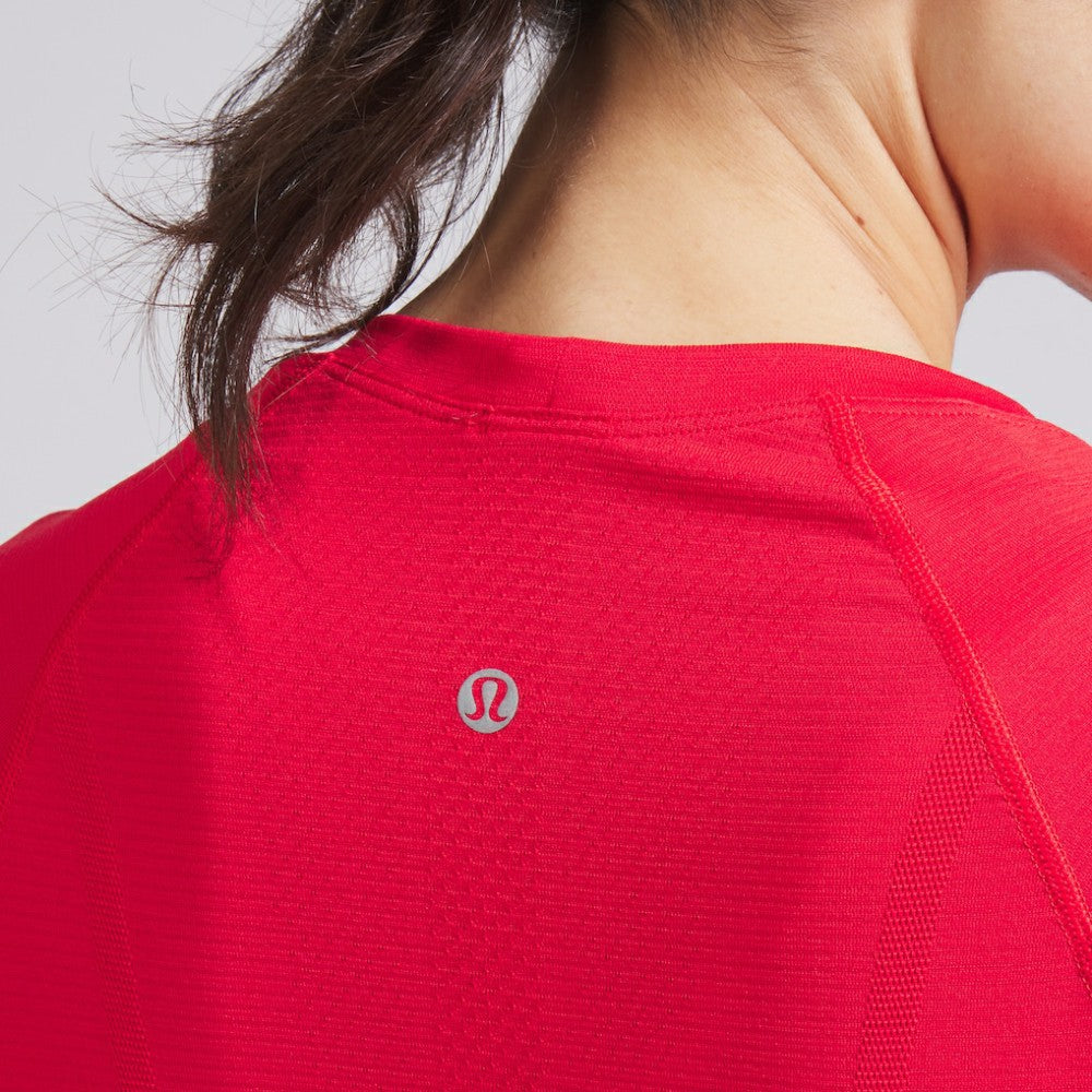 Chicago Blackhawks lululemon Women's Swiftly Tech Short-Sleeve Shirt 2.0 - True Red