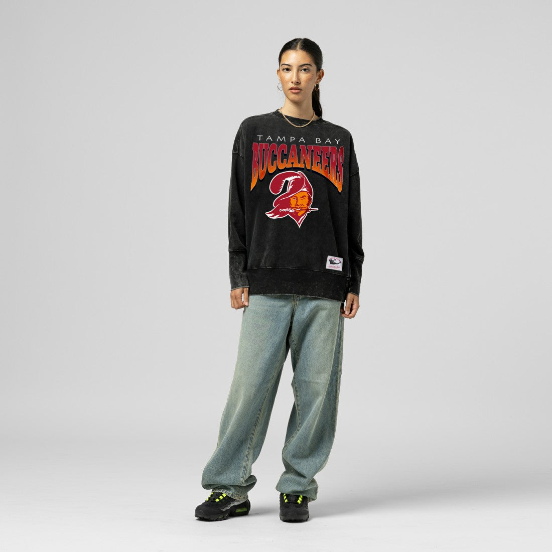 Tampa Bay Buccaneers Women's Delineate Mineral Wash Crewneck Sweatshirt - Black cheap