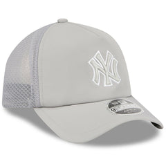 New York Yankees 2026 Batting Practice Apex 9FORTY Adjustable Trucker Hat Gray